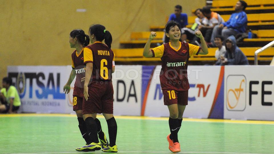 Gol Fitri. Pemain UPI Fitri Rosdiana (jersey no 10) merayakan keberhasilannya menjebol gawang UNJ.